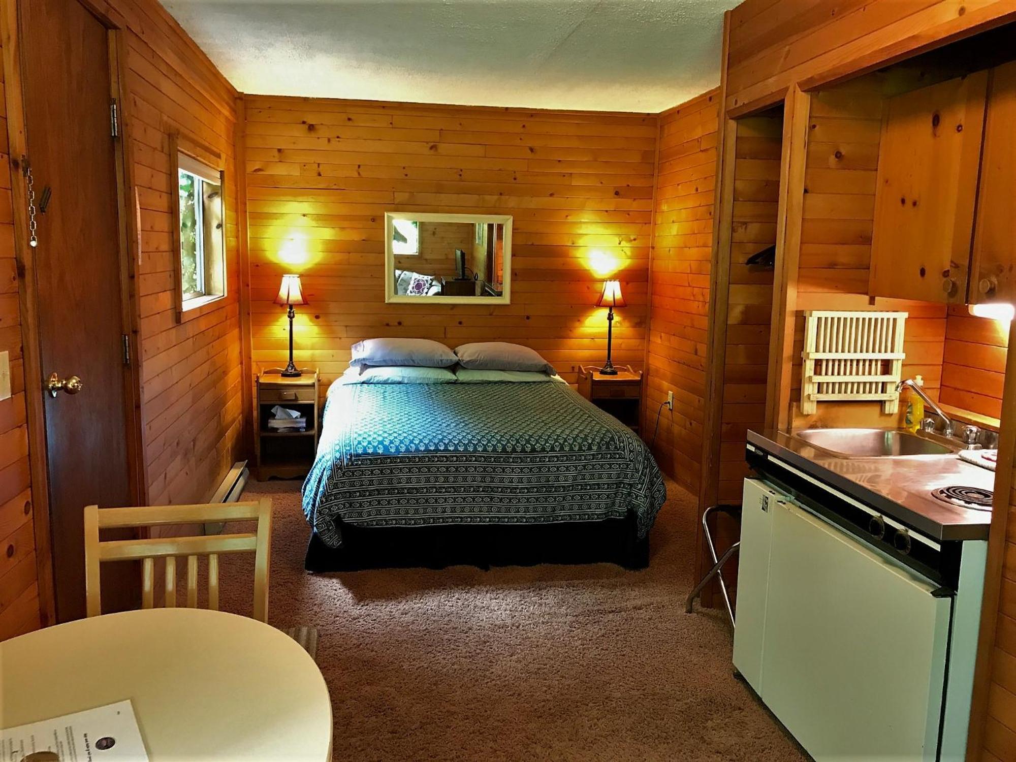 Driftwood Village Resort Sturdies Bay Exteriör bild