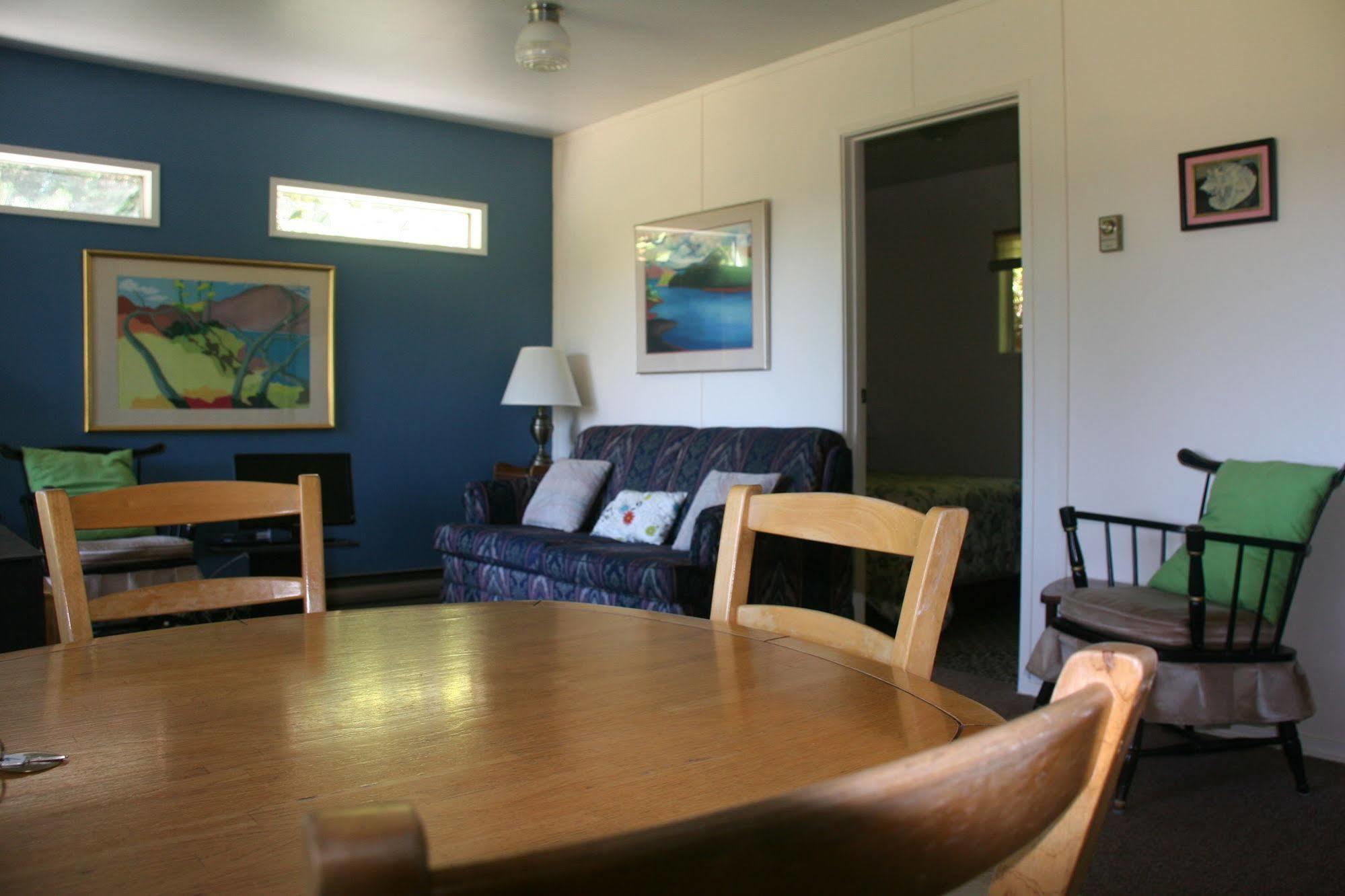 Driftwood Village Resort Sturdies Bay Exteriör bild