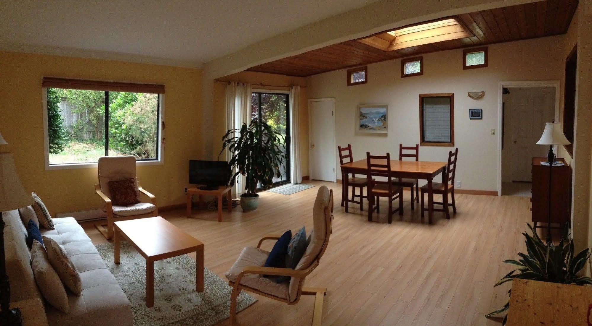 Driftwood Village Resort Sturdies Bay Exteriör bild