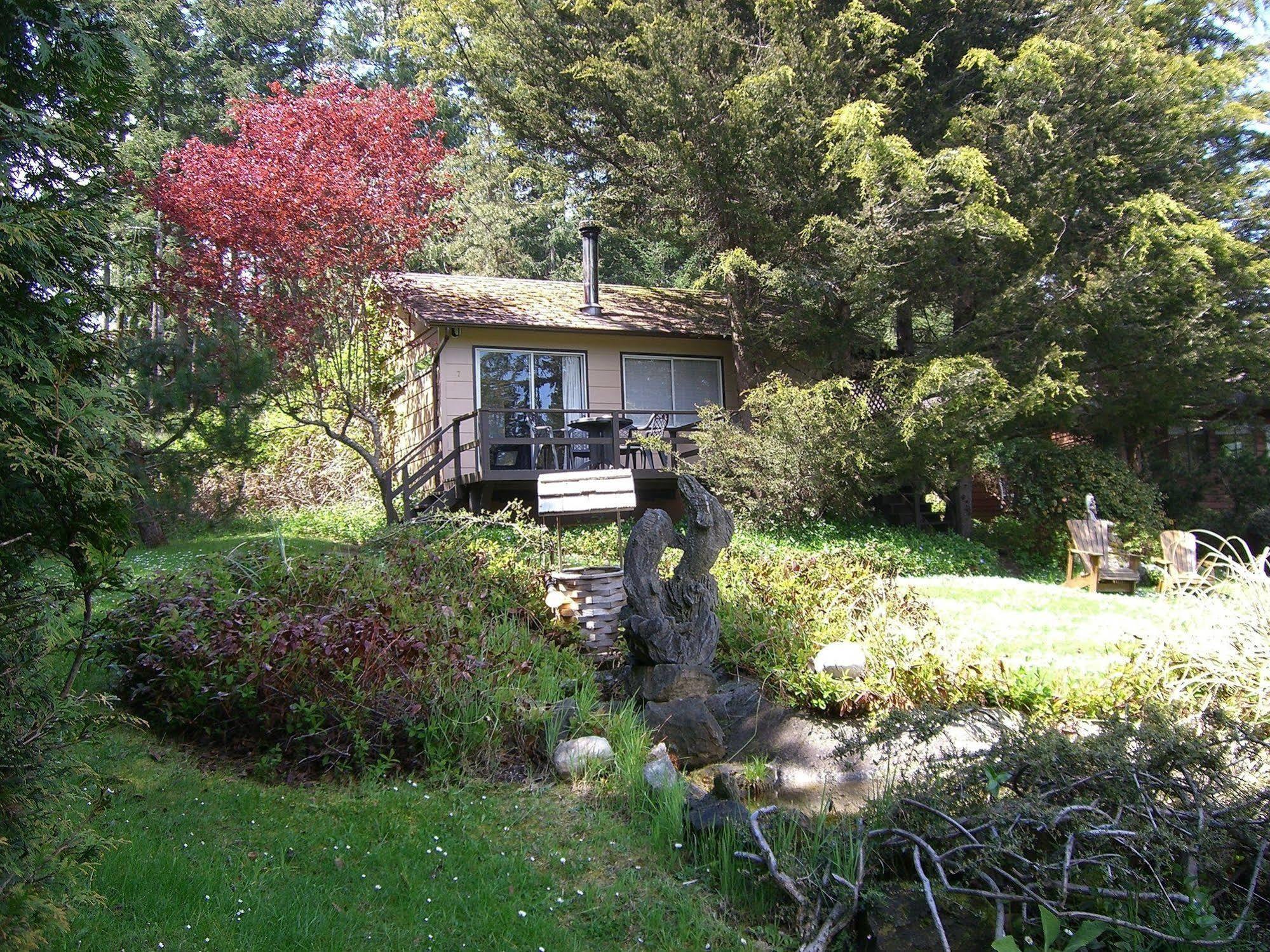 Driftwood Village Resort Sturdies Bay Exteriör bild