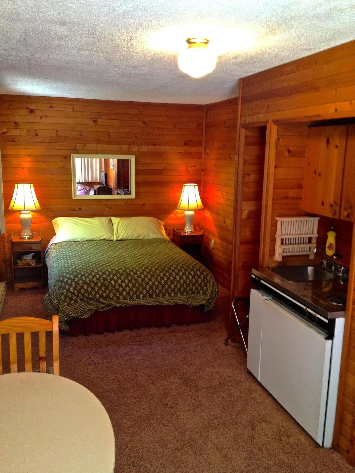 Driftwood Village Resort Sturdies Bay Exteriör bild